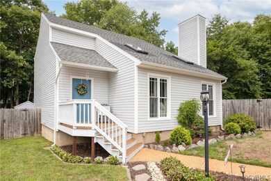 View of front facade featuring a front lawn