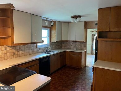 214 Meadow Glen Ln, Reading, PA 19607 - photo 6