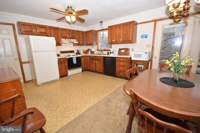 911 Maurice Cir, Stevens, PA 17578 - photo 4