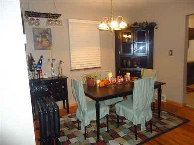 Dining Room. DOUBLE-PANE WINDOW.CUSTOM WOOD SLAT B
