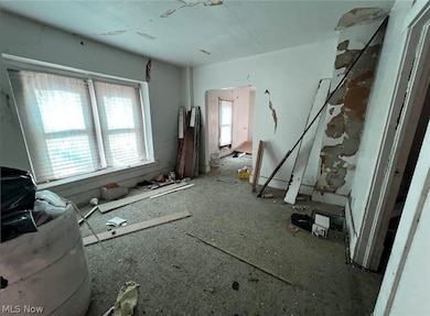 Miscellaneous room with a healthy amount of sunlight