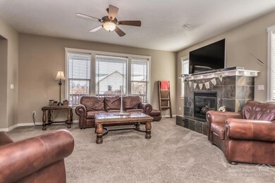 889 NW 13th St, Redmond, OR 97756 - photo 3