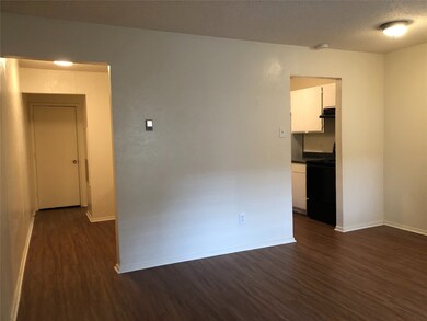 222 N Center St unit 103, Grand Prairie, TX 75050 - photo 4