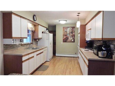 Kitchen. Double Oven, Dishwasher, 2 Bowl Deep Snic