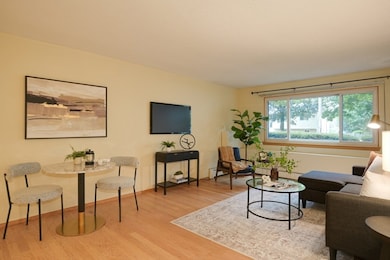 4 Hallmark Gardens unit 2, Burlington, MA 01803 - photo 3