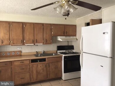 902 Imperial Ct, Halethorpe, MD 21227 - photo 3