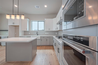 Discover a bright and a stunning kitchen..