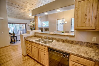 Kitchen w Breakfast Bar