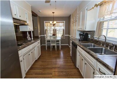 Beautiful Eat-In Area and plenty of room in the Pa