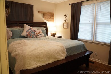 3803 E 40th Street - master/fits king size bed