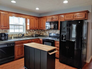 Enjoy making meals with family (and friends) in this immaculate cook's kitchen!