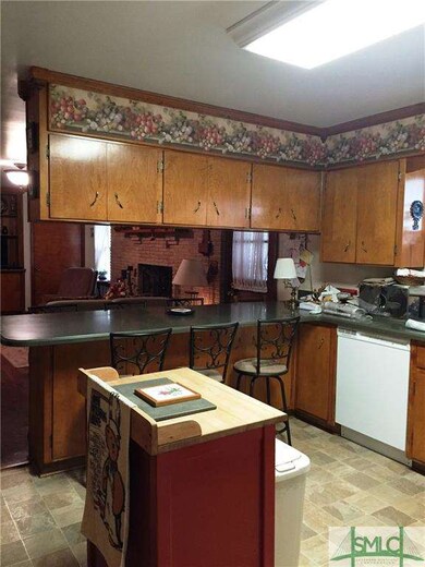 Kitchen with breakfast bar