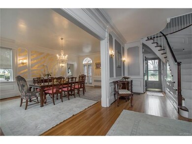 Formal entrance hall with a view of the dining roo