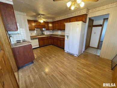 2502 W 67th St, Davenport, IA 52806 - photo 2