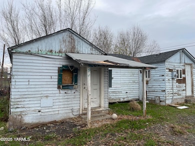 511 Columbia St, Wapato, WA 98951 - photo 4