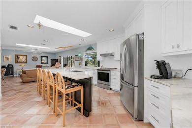 Kitchen with Breakfast Bar