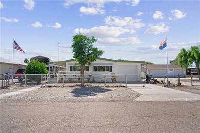 Manufactured / mobile home featuring concrete driv
