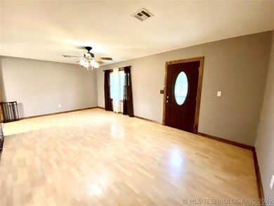 411 N Howey St, Chouteau, OK 74337 - photo 5