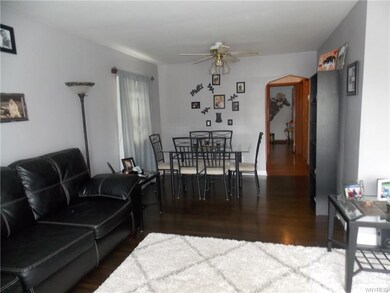 Living room/ dining room