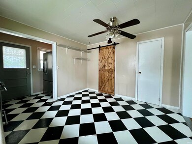 556 Elmwood Dr, Frankfort, IN 46041 - photo 7