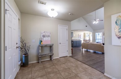 1909 E Queens St, Broken Arrow, OK 74012 - photo 2
