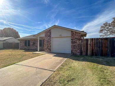 815 W D Ave, Cache, OK 73527 - photo 2