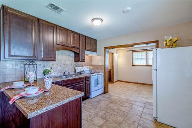 938 W Coffin St, Denison, TX 75020 - photo 4