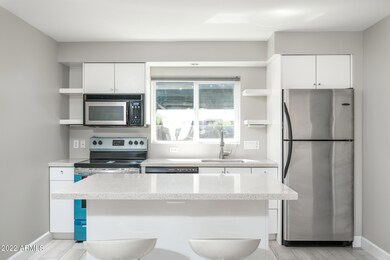 Kitchen & Breakfast Bar
