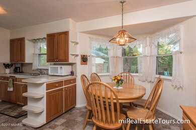 Kitchen & Dining