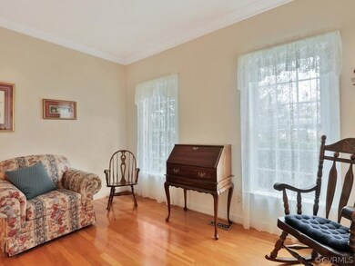 Living Room, 11’ x 13’, nine-foot ceiling, hardwood floor, crown moulding