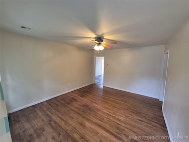 319 N Hogan St, Pryor, OK 74361 - photo 2