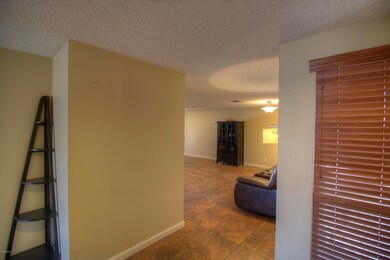 HDR-Rae-1406 W Los Arboles pl-entrance-