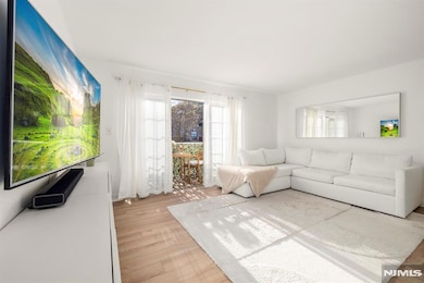 100 Crown Ct unit 482, Edgewater, NJ 07020 - photo 3