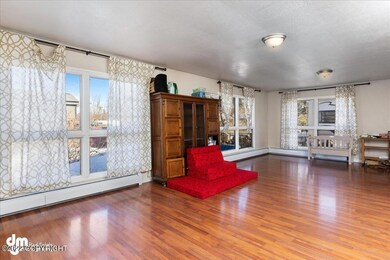 04-Living Room 20220418-DW-4358