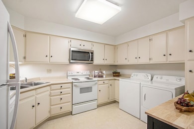 4040 Greenleaf Cir unit 207, Kalamazoo, MI 49008 - photo 7