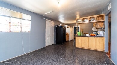 2040 N 40th Dr-6