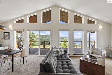 Beautiful contempary home Capitalizes the surrounding views.