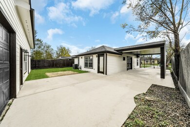 7647 Greendowns St, Houston, TX 77087 - photo 4