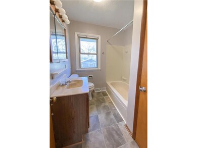Main floor full bathroom