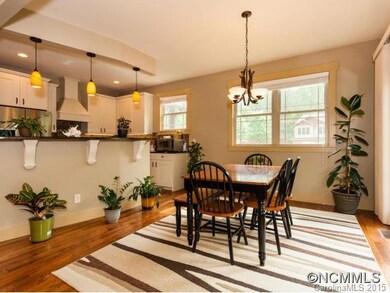 Eat-In Kitchen