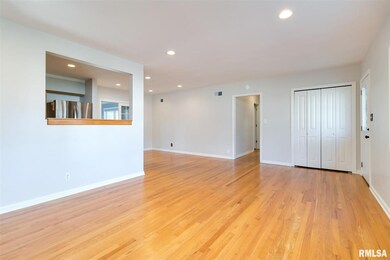 2207 Salem Ct, Bettendorf, IA 52722 - photo 4