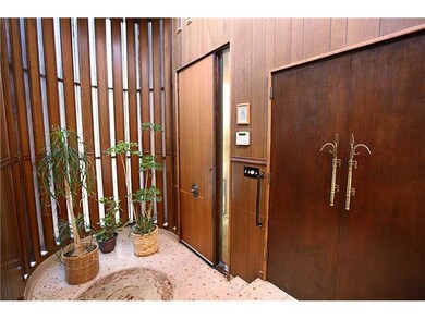 Entry/Foyer.