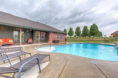 2016 Gunite POOL w/ LED Lighting, Waterfalls, Tann
