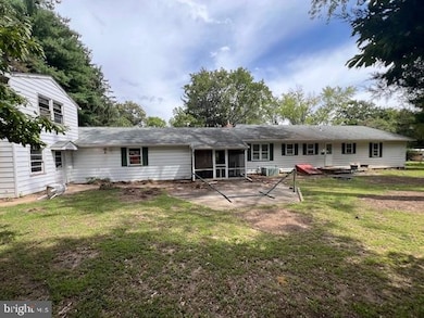 1121 Perkins Ln, Beverly, NJ 08010 - photo 2