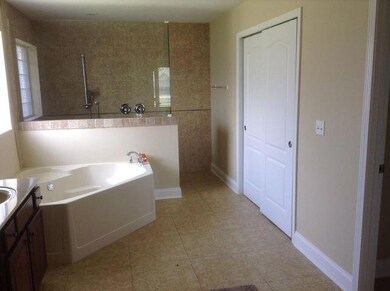 6210 Master bathroom
