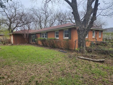 316 Gatrix Ave, Cleburne, TX 76033 - photo 2