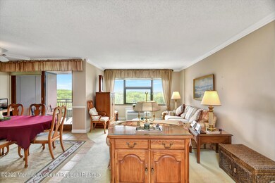 06-Living Room & Dining Room