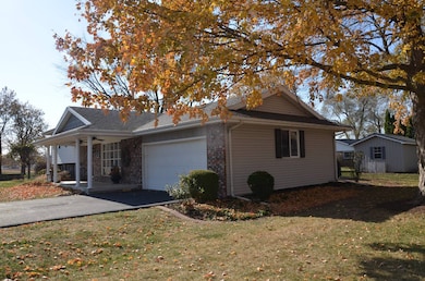 101 Rhine Blvd, Arthur, IL 61911 - photo 2