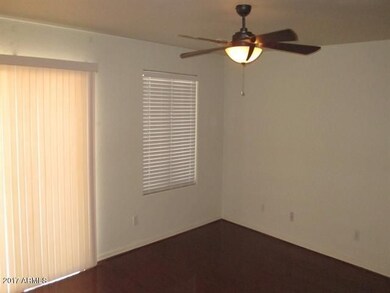 AZ12789-160714-003-amily Room