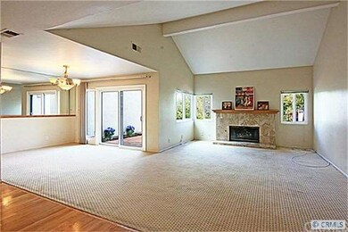 OPEN FLOOR PLAN PERFECT FOR ENTERTAINING.